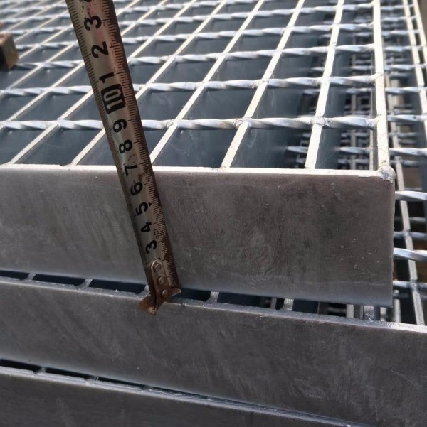 機(jī)制鋼格柵和手工格柵板有什么區(qū)別 機(jī)制鋼格柵和手工格柵板有什么區(qū)別